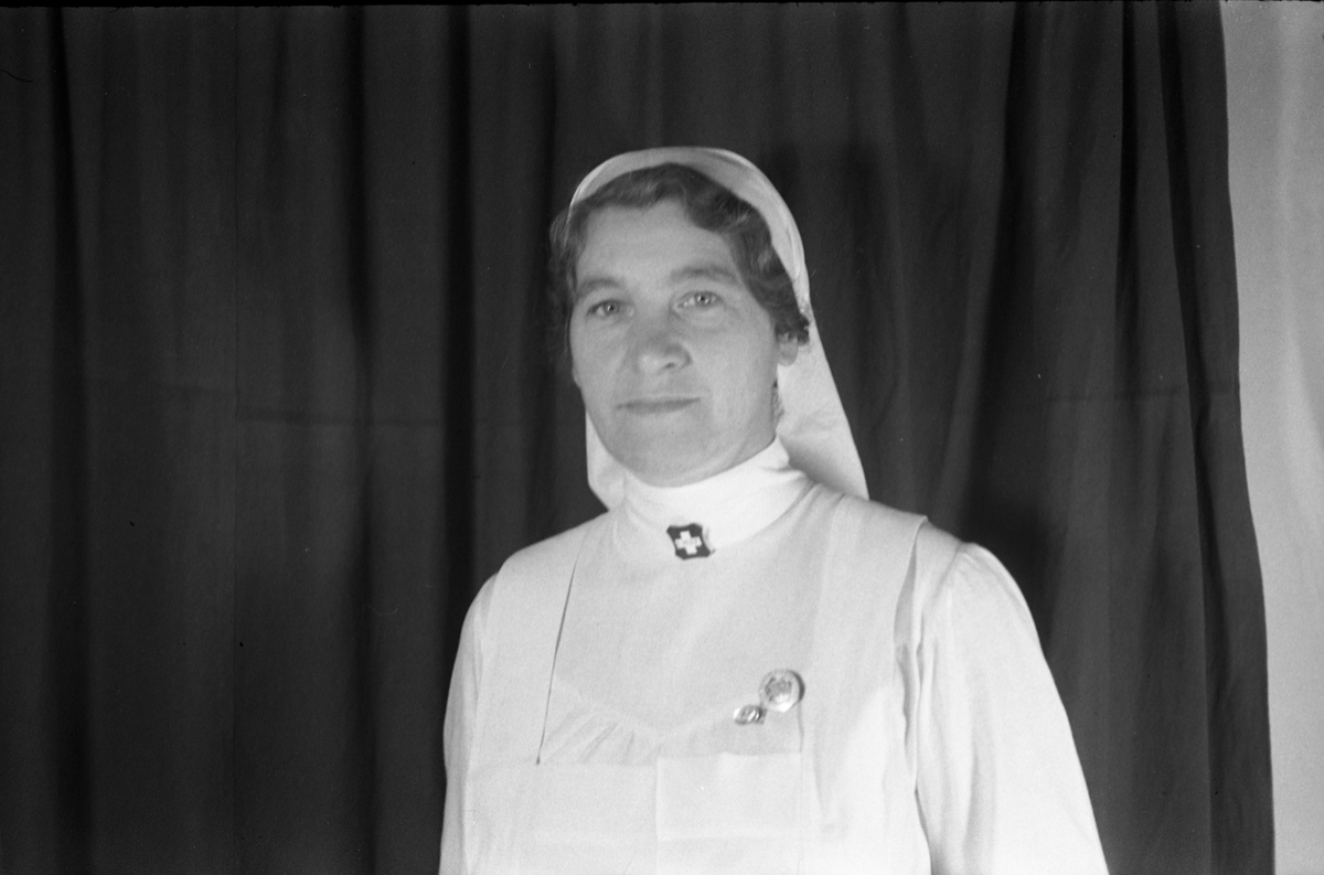 Portrett av uidentifisert kvinne i sykepleieruniform.