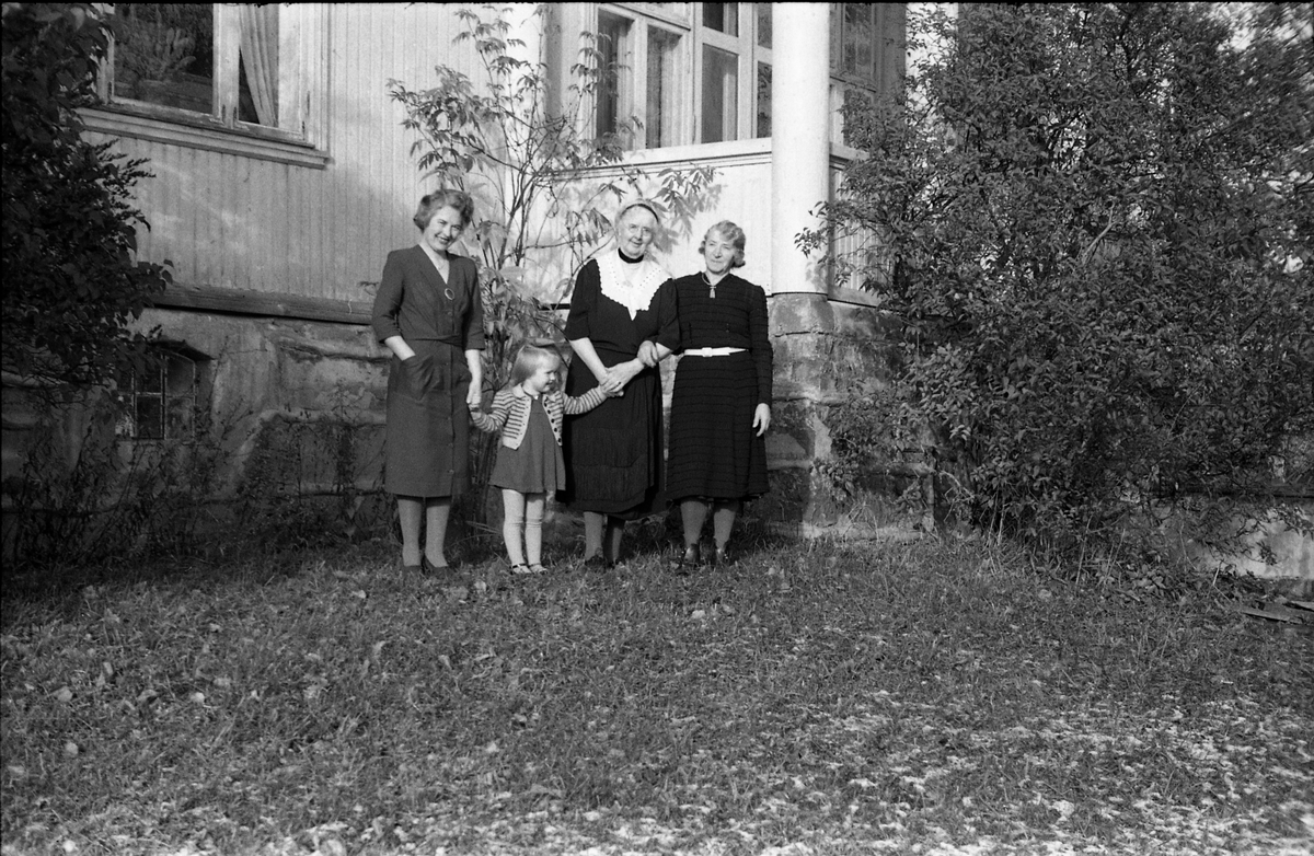 Tre kvinner og en jentunge foran Kvale-Hougens bolig Heggen på Kraby i Østre Toten. Nummer to fra høyre er Ella Eriksen som Kvale-Hougen hadde kjøpt Heggen av, og som fremdeles bodde der. Lengst til høyre trolig fru Kvale-Hougen. Den yngre kvinnen og jentungen er ikke identifisert.