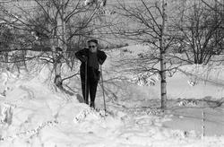 Tre bilder av Sigrun Røisli på ski vinteren 1950/51.