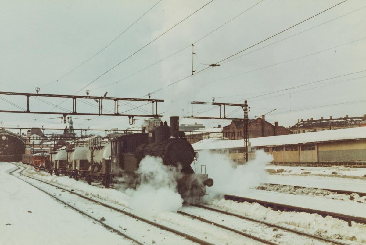Skifting på Oslo Østbanestasjon med damplokomotive type 23b 441.
