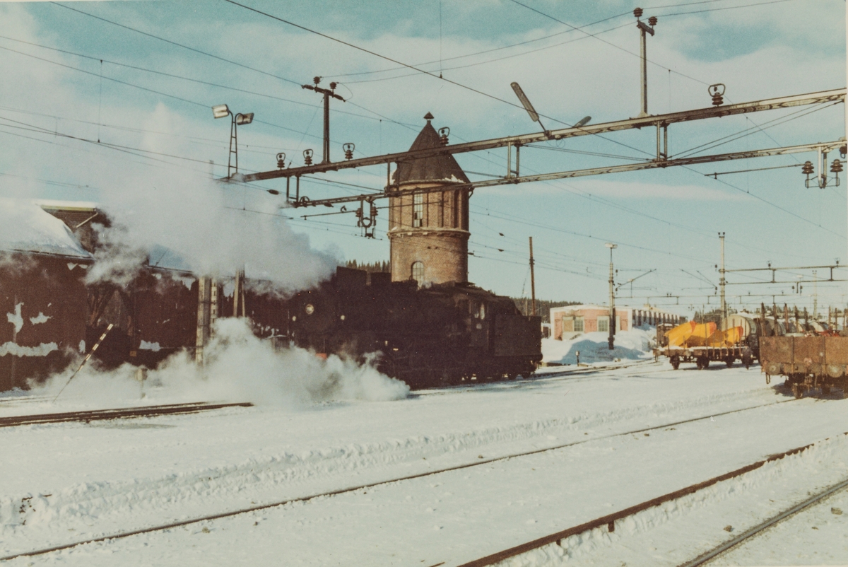 Skifting på Eina stasjon med damplokomotive type 31b 451.