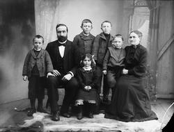 Familie. Mor far og 5 barn.