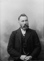 Portrett, mann halvfigur. Jon Jonsen Gravem (Gikling).