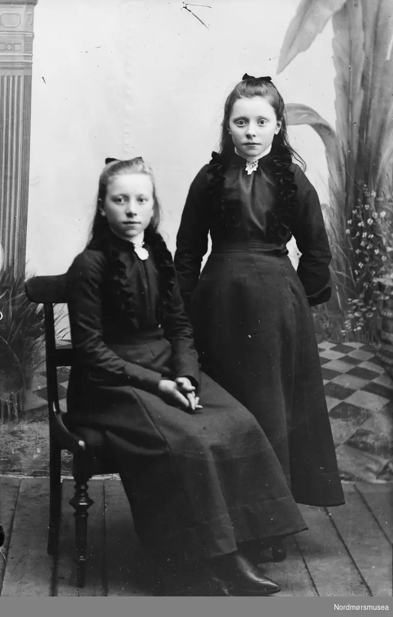Foto av to unge piker. Trolig fra Sunndal kommune. Fra Sunndal museumslags fotosamlinger.