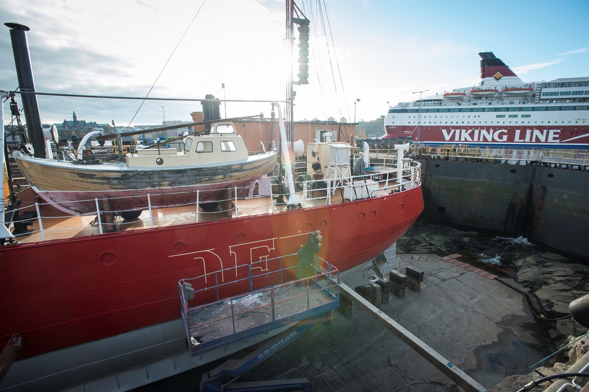 Fyrskeppet FINNGRUNDET t o r Beckholmen, Stockholms reparationsvarv, för blästring och målning 2016.