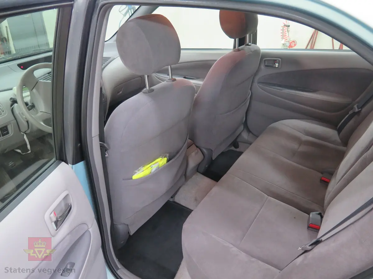 Hybrid, elektrisk/bensin drevet personbil med framhjulstrekk. 2-akslet. Den er en 4-seters sedan med 1,5-liters bensin- (58 hk) og 288 V elmotor (40 hk). Den hadde trinnløst gir (automat). Lys blå utvendig og grå innvendig. Sommerhjul(originale Toyota lettmetall felger) og vinterhjul (uoriginale felger på vinterhjul). Kilometerstand ca. 170.000 km.
Lite rust på karosseri (hull under venstre forskjerm), noe overflaterust på hjuloppheng. Interiør i god stand og lite slitt.  Har originalt hybridbatteri. En liten bulk under støtfanger bak.
OBDII leser montert bak rattet,