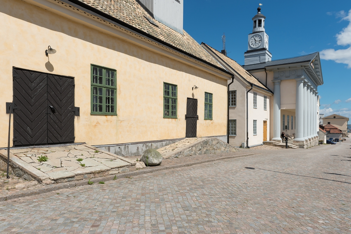 Fotodokumentation på Marinbasen i Karlskrona. Förrådshuset, Kansligatan, väster om modellsalsbyggnaden, byggdes i början av 1780-talet. Till portarna leder stensatta ramper. I östra delen av byggnaden finns en lanternin.