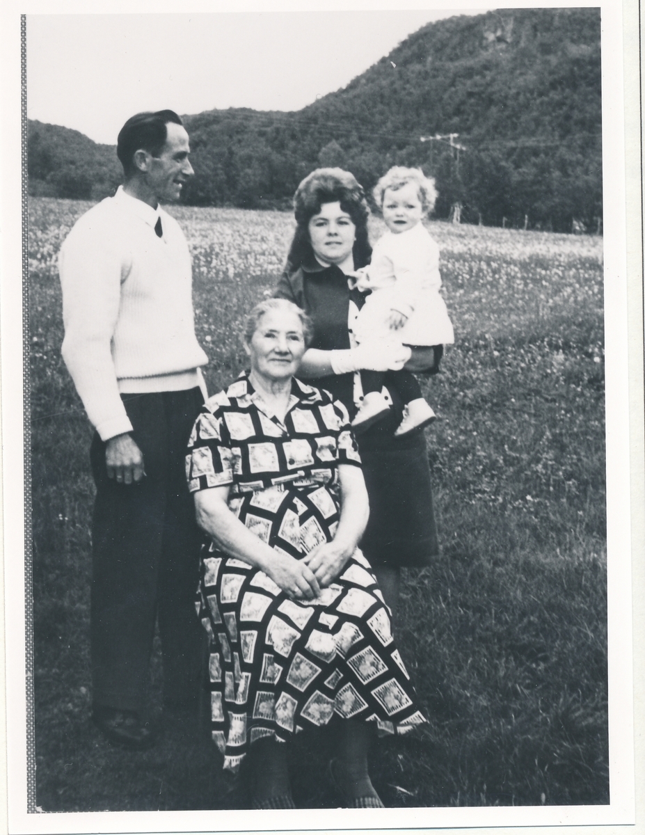 Generasjonsbilde.Isak Isaksen, Marie Edwards, Joakime Isaksen og Lynn Edwards. 1964