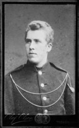 Foto av en mann i uniform. Trolig fra Trondheim, samt fra fa