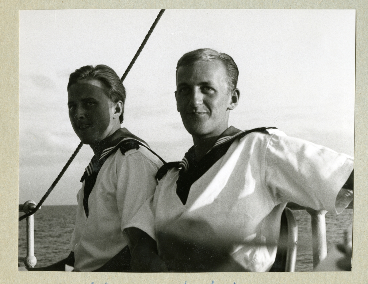 Bilden föreställer en skräddare och frisör ombord på minfartyget Älvsnabben under långresan 1966-1967 i klädda uniform.