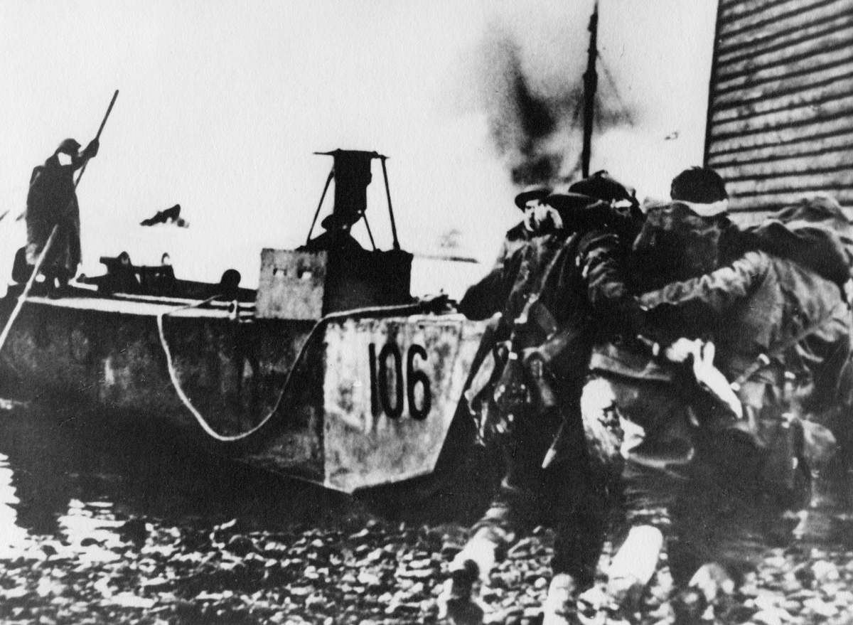 krigen, 2. verdenskrig, Måløyraidet 27. desember 1941, havna, båt, person på ilandsettingsfartøy, soldater holder rundt hverandre