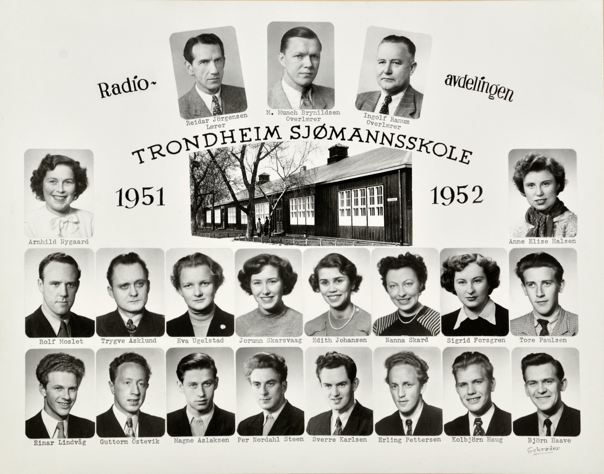Klassebilde av elever og lærere ved Radioavdelingen ved Trondheim Sjømannskole 1951-52. Skolebygningen sentralt i motivet.