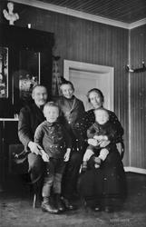 Oddstea. Ola Simensen f. 1896, g. m. Eline Estensdatter Haug