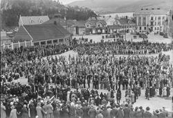 17. mai 1933. Folkemengde med flagg samlet på Notodden torg.