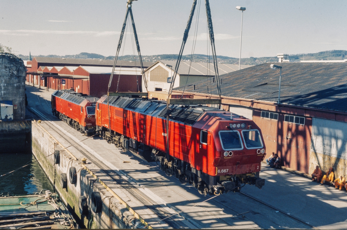 Fotoserie fra utskipningen av 11 diesellokomotiver type Di 6 i mai 1999.