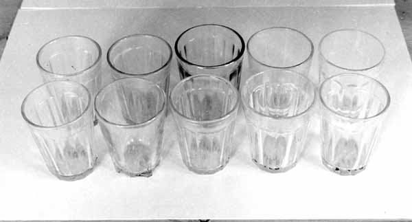 10 ølglass av ulik størrelse.  Glassene har høyder fra 8, 9 til 9, 7 cm og diametere fra 6, 8 til 7, 2 cm.  Også formen er litt forskjellig.  Glassene har tilhørt, og står fortsatt i, skogvokterboligen fra Galten i Engerdal. 
