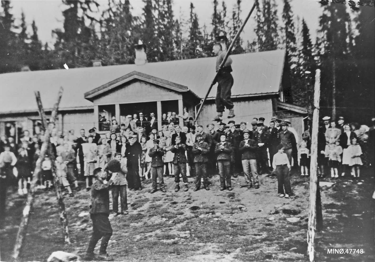 Russiske krigsfanger underholder i Sjøvang grendehus. 