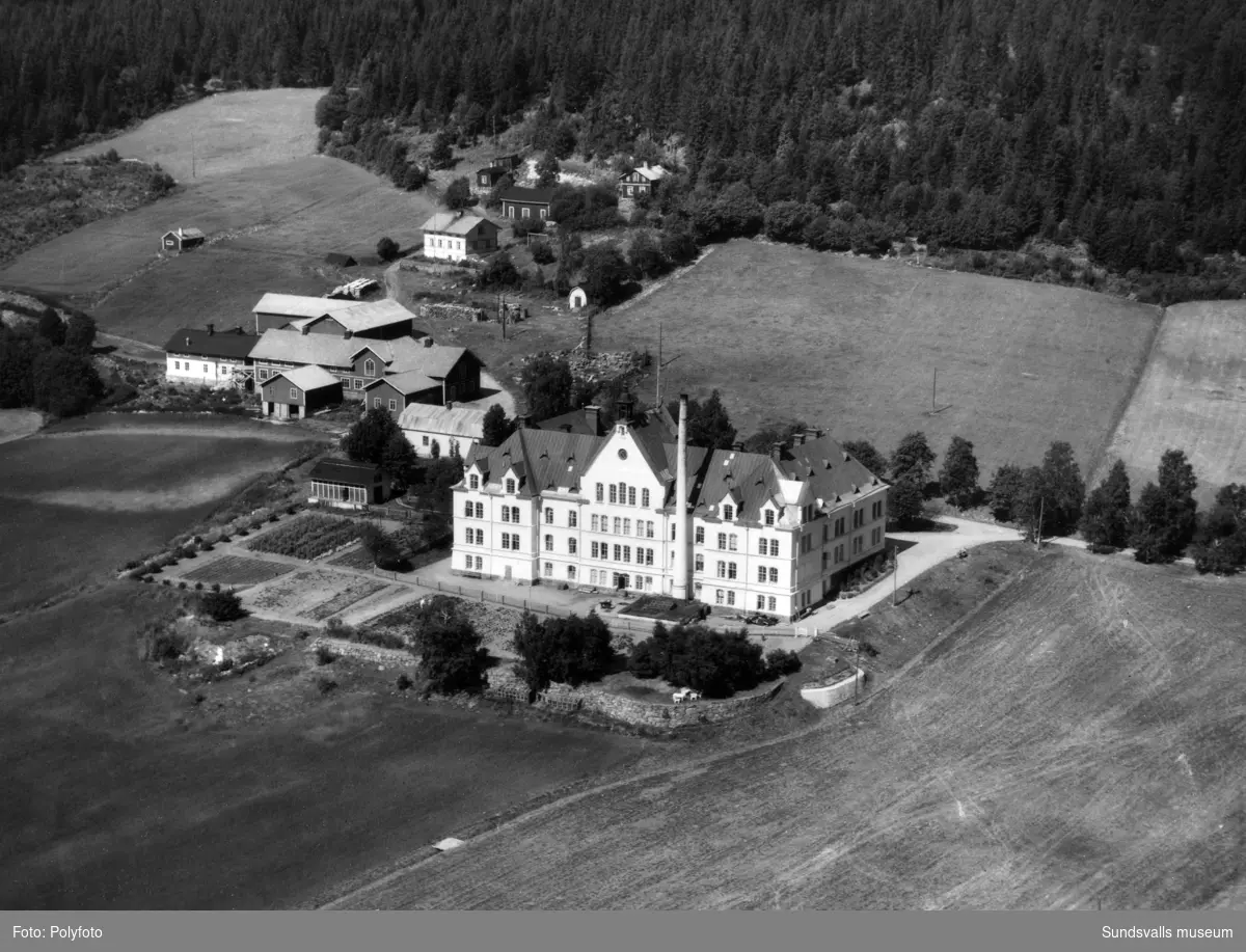 Ålderdomshemmet "Sköns fattiggård" i Birsta, även kallat "Fattigpalatset", Taget mot norr. Uppfördes 1891 och revs 1964.