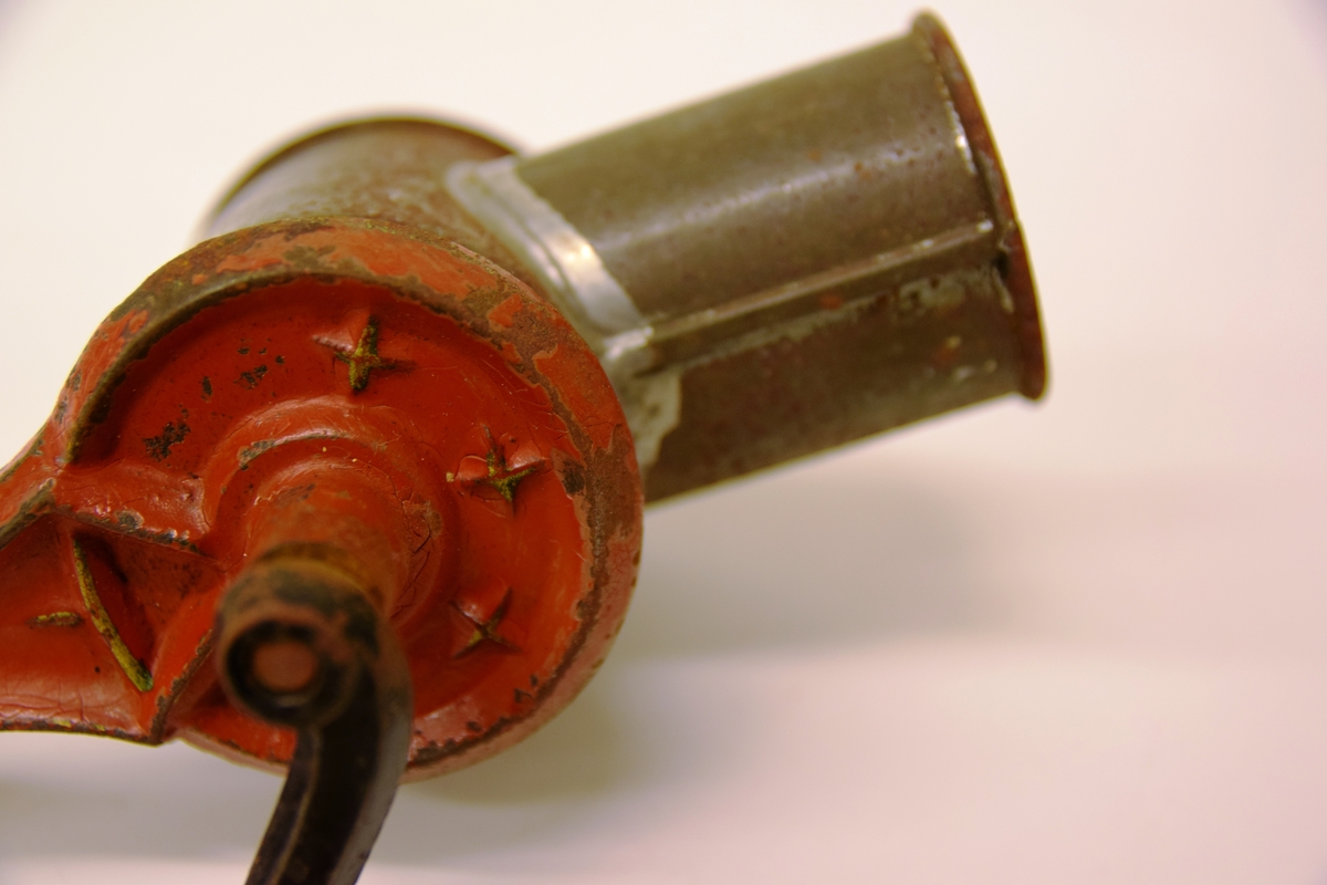 Håndkvern for bordmontering
Rund kvernetrommel, og rundt matningshull øverst. Trehåndtak på sveiva. Pressekloss mangler.