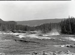 Åbjøra elv med foss.