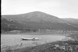 Sikkilsdalshornet m/ Gunnar Berge i båt mot Åkrekampen. Prin