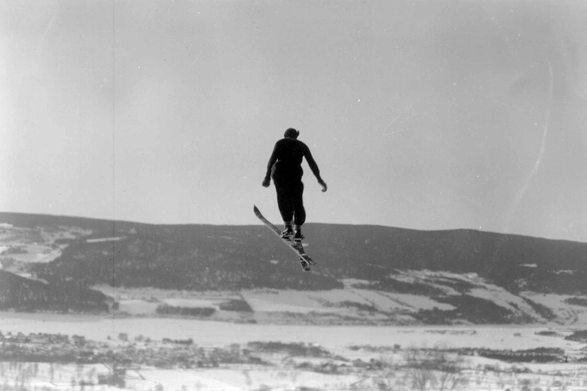 Hovedlandsrennet på Lillehammer i 1927. Hoppere i svevet.