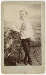 Stående gutt [Fotografi]