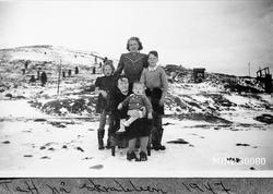 Kvinner og barn på Skrabben, Folldal. Foran: Marit Nordhagen