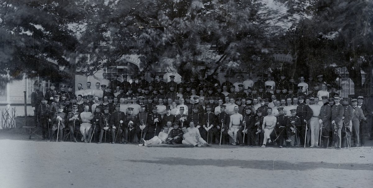 Officerare och gymnaster utanför 4:e Gardesregementets kasern i Berlin den 13 juni 1900.