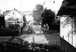 Jeløgata l i Moss, september 1960. Jernbaneovergang med bile