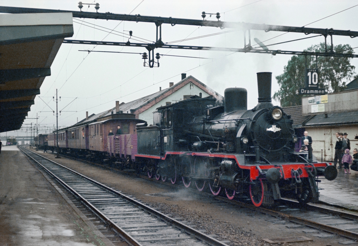 A/L Hølandsbanens veterantog til Krøderen står klart til avgang fra Drammen stasjon. Toget trekkes av damplokomotiv 18c 245.