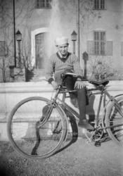 Bassen med sykkel utenfor Norges Bank.