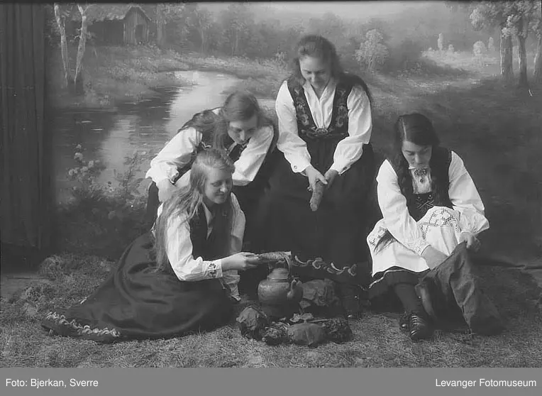 Gruppebilde av fire kvinner, Aslaug Dahl resten ukjente.