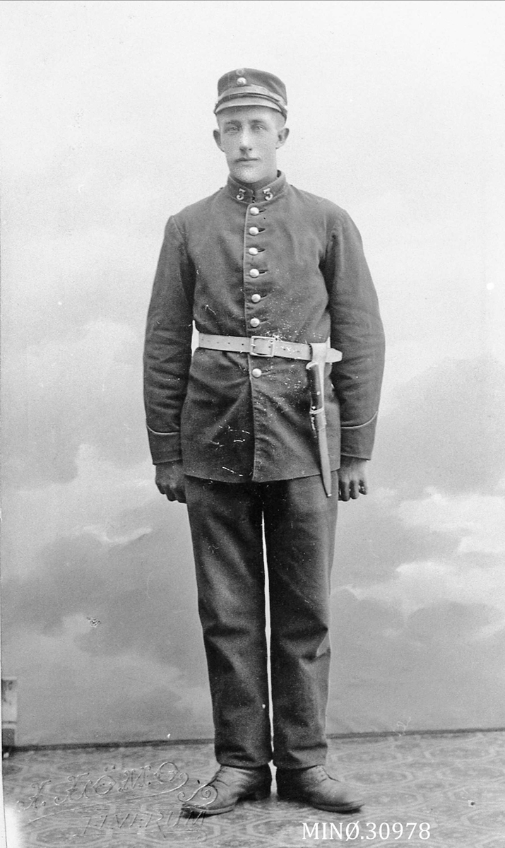 Portrett av ung mann i uniform - Ole H. Brendryen