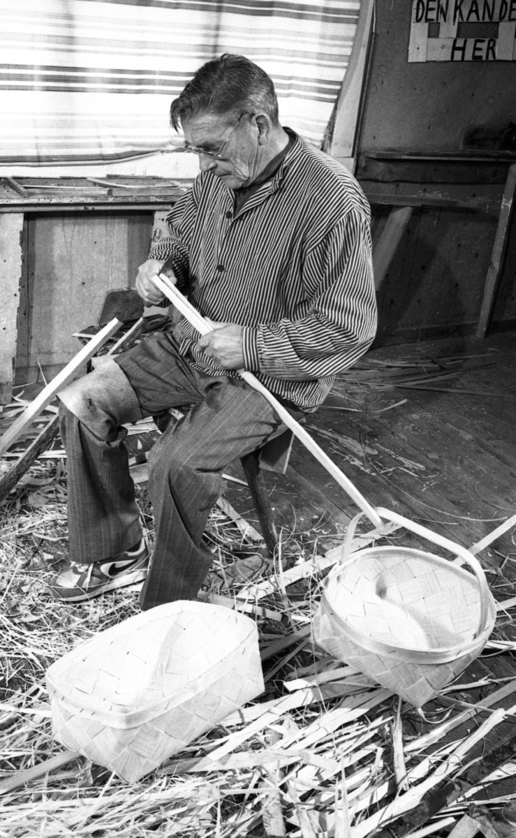 Einar Nilsen lager kurvhank ved Nilsens kurvfabrikk