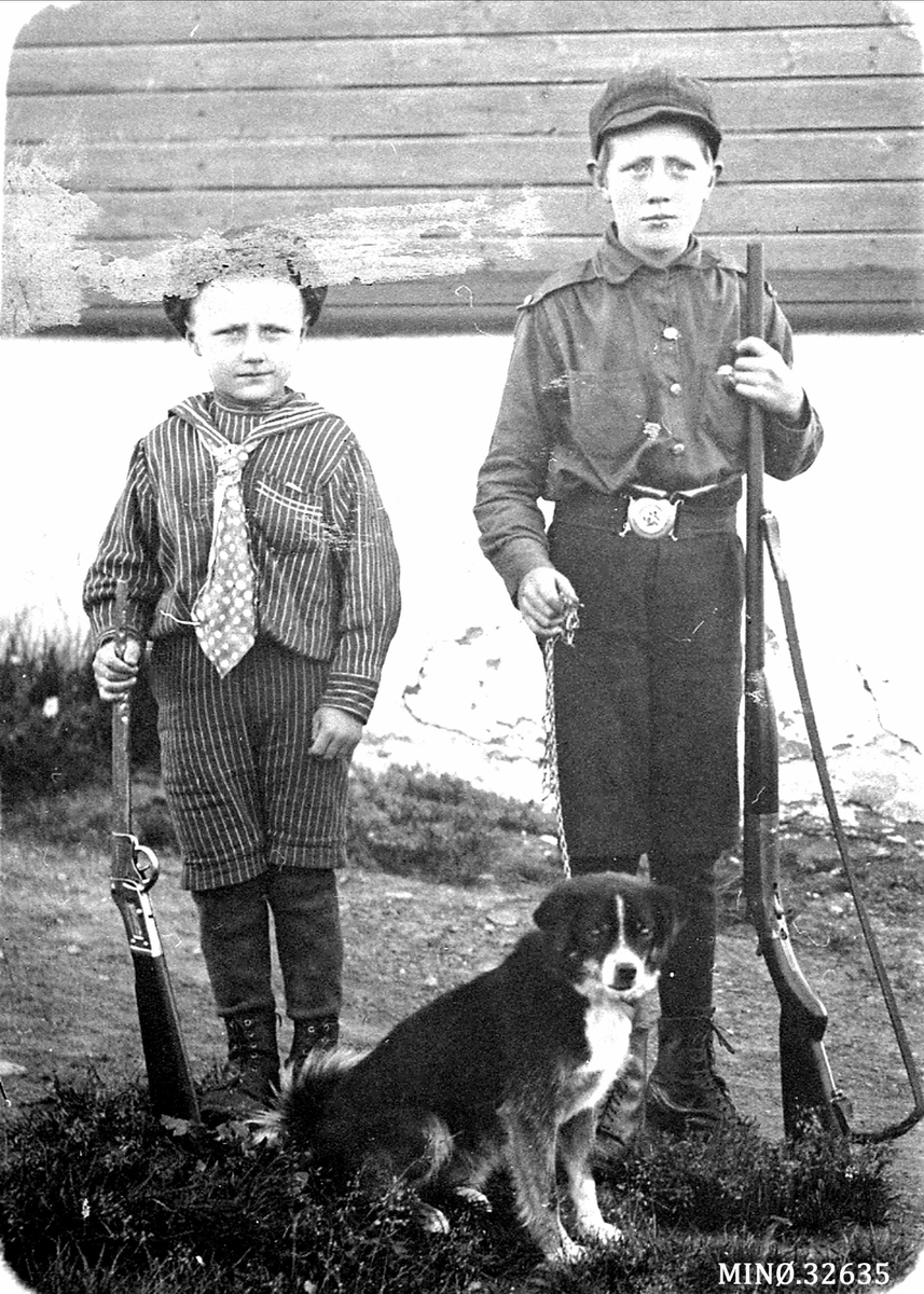 To unge gutter med gevær.