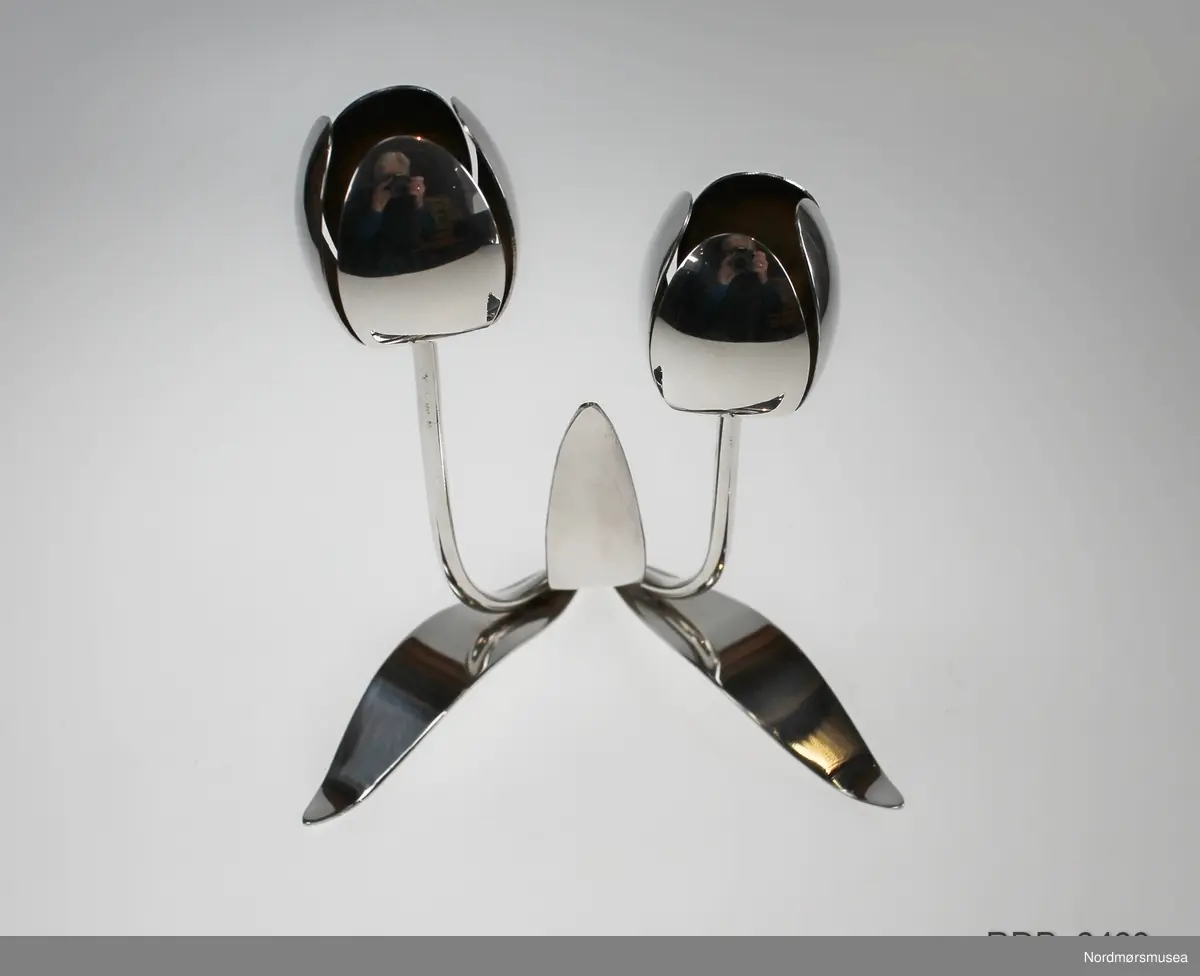 Toarmet lysestake i 60 grams sølv med sokkel formet som 3 tulipanblader og 2 lysholdere formet som tulipaner med 4 kronblad.