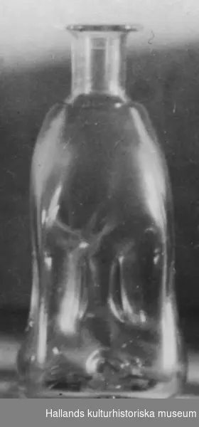 Brännvinsflaska av ofärgat glas.