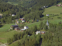 Øyer, Tretten. Stavshaugen Gård til venstre og midt på bilde