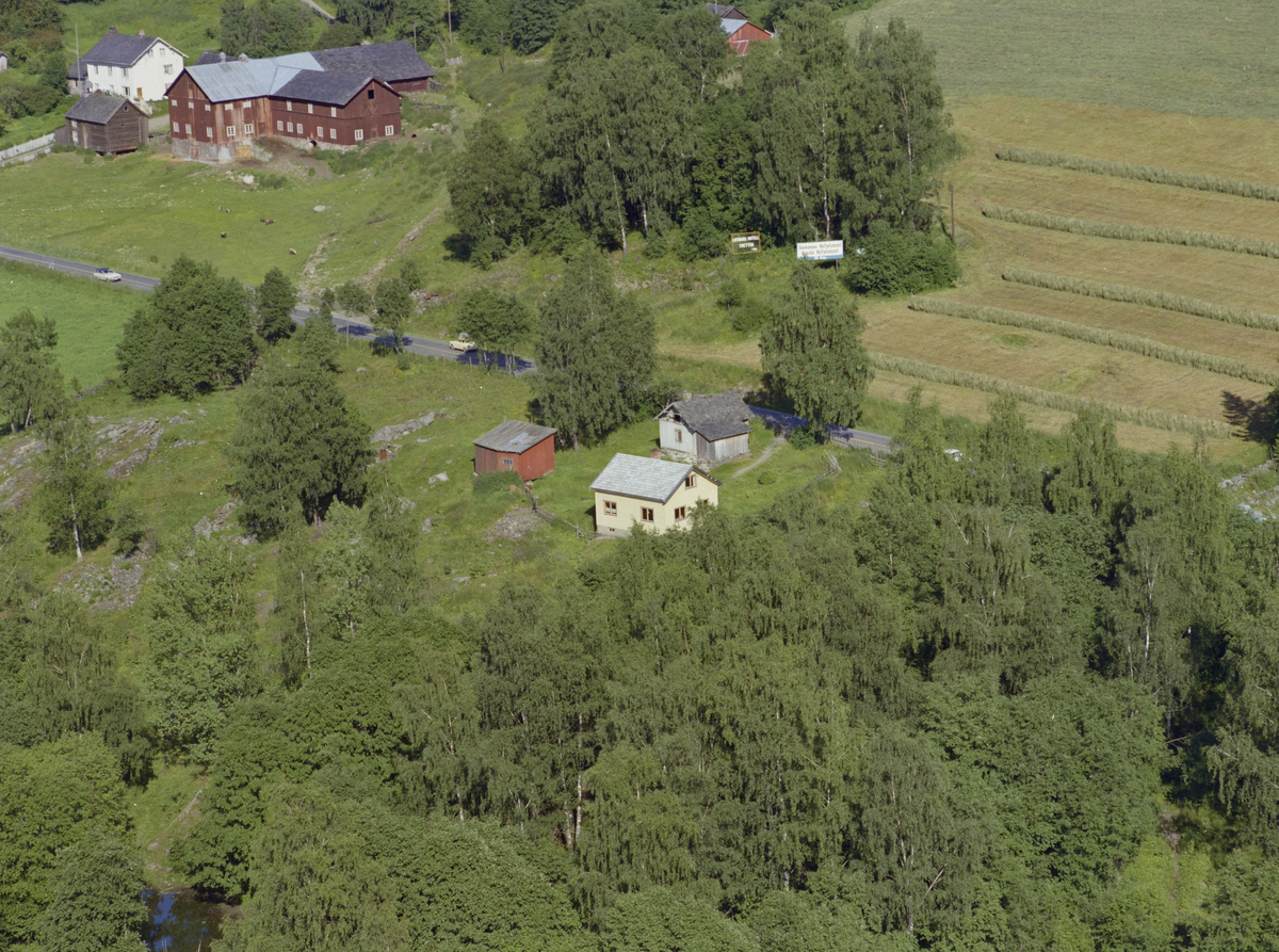 Øyer, Tretten, Sør-Tretten. Holmen Gård, se SS-WØ-154027. Kulturlandskap, skog, bygninger, gårdsbruk, landbruk