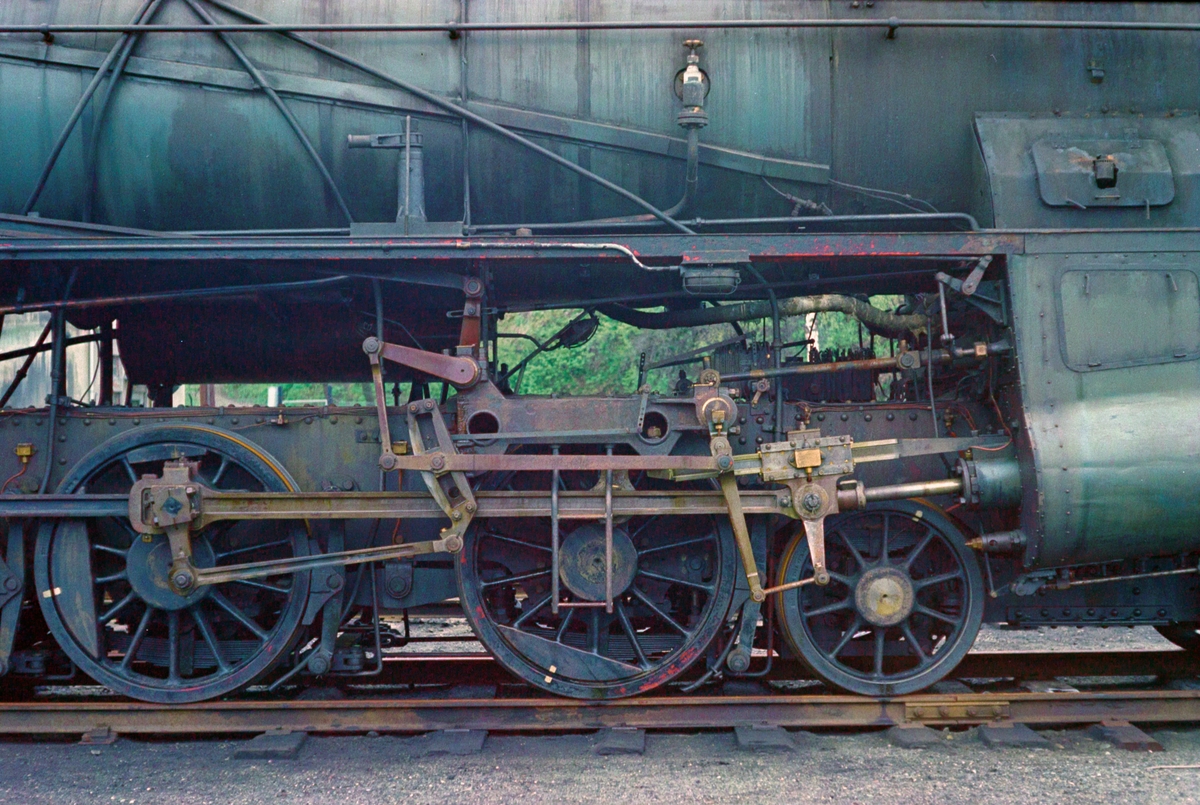 Drivhjul og syliderparti på damplokomotiv type 31b nr. 452 på driftsbanegården ved Marienborg ved Trondheim.