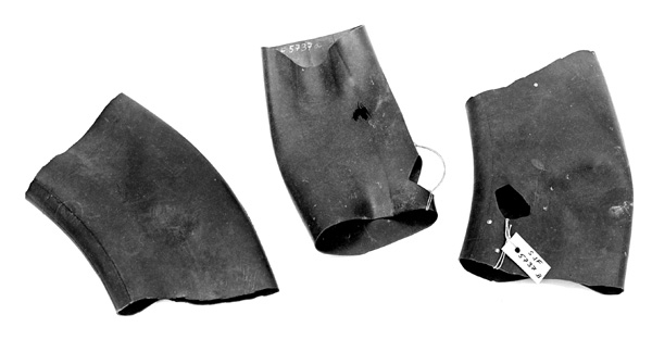 Gummi"hanskene" er laget av svarte bilringer. Det er skåret hull for tommelen. De er brukt til notdraing etter lågåsild på Vingneslandet. De beskytter hendene mot nottauet og gir bedre tak i tauet. Når de har trukket så langt at notarmene kommer inn, må hanskene tas av. 
