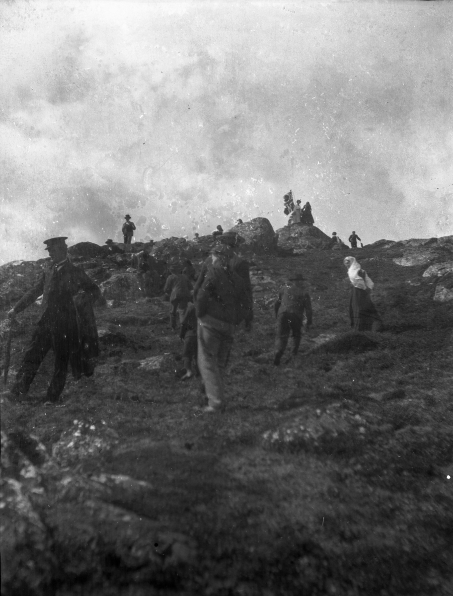 Rikard Berges fotoarkiv. Folk i bunader og klesdrakter fotografert på fjellet, 1905. Bildene er tatt av Johanna Bugge Berge. Bilde nr. 12 ant. Spellemannen Hans Smeland fra Seljord. Bilde nr. 21 ant. 17 mai, Seljord kirke.

Fotografier tatt av Rikard Berge. 642 nummer. Samlingen består av negativer bladfilm. Motivene er ført inn i egen protokoll av Berge. Protokollen har tittel "Bilæt-emne"