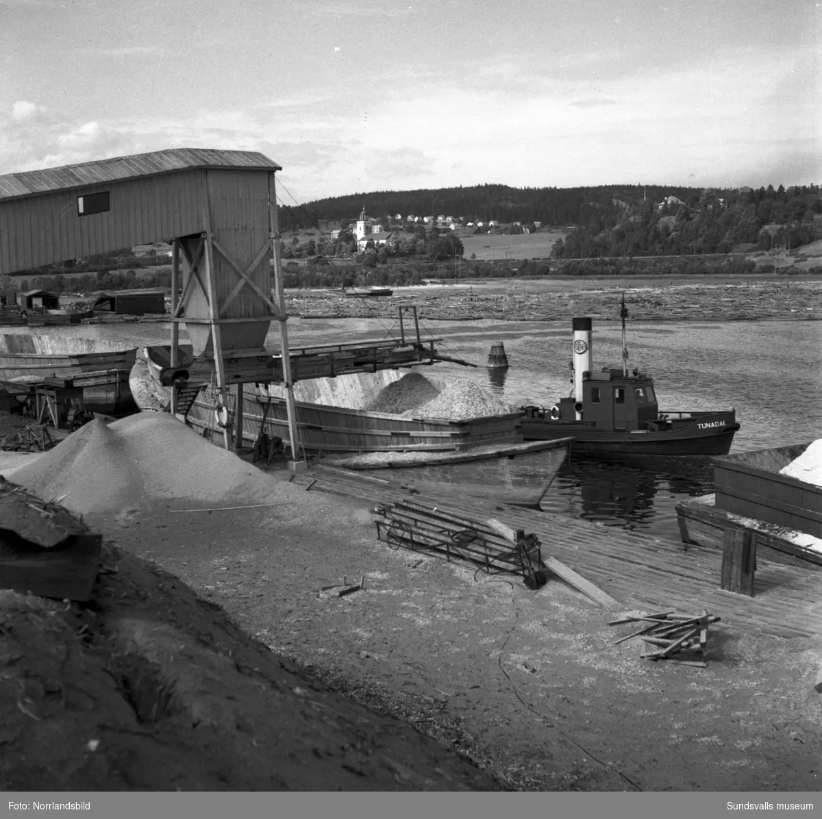 Bogserbåtar och pråmar vid Skönviks sågverk.