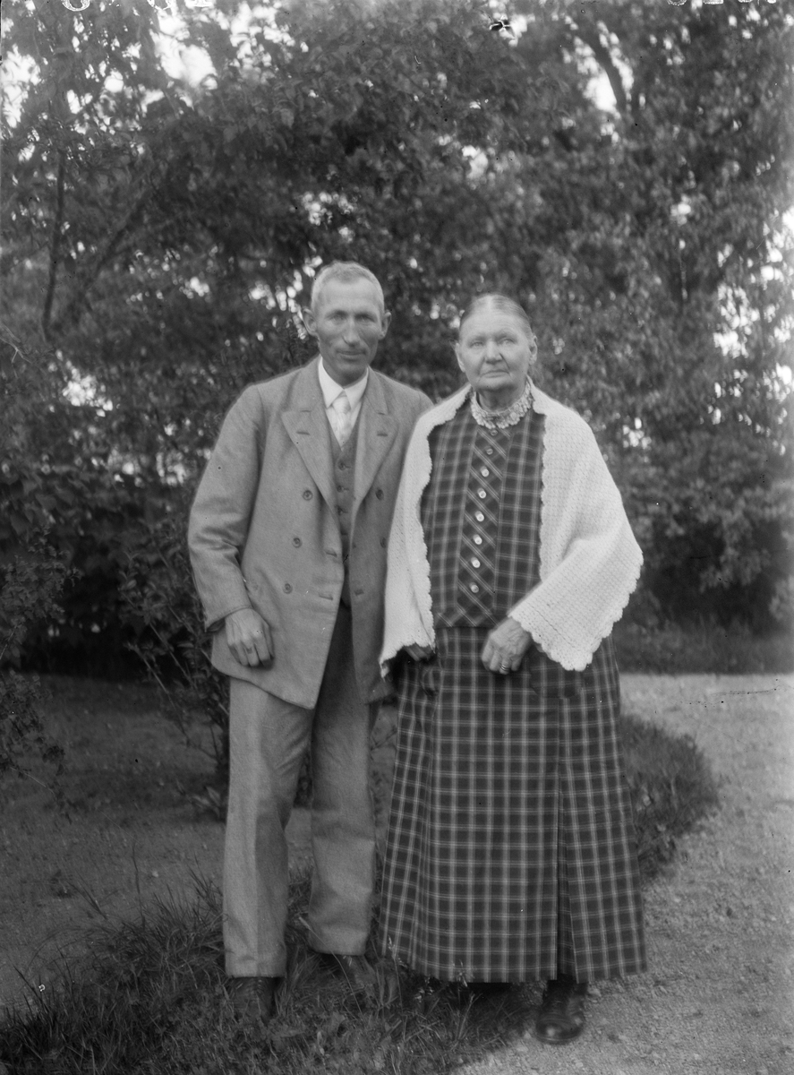 "Mamma och jag, Karolina och John Alinder", i trädgården hos Karlinders i Drävle, Altuna socken, Uppland 1928