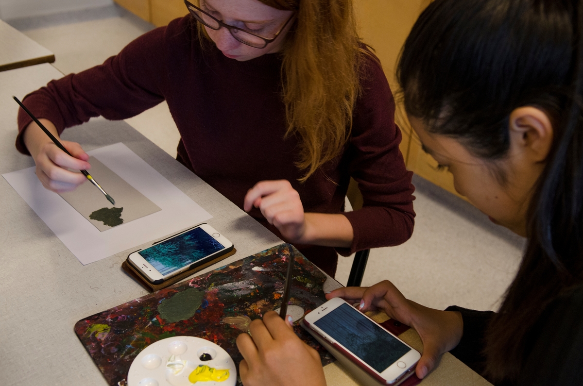 Moi og Salamah skapte et temporært kunstprosjekt sammen med elever i en valgfagsklasse på Ski ungdomsskole. Gjennom de neste ukene skal de se på fargene i byen og landskapet. Kunstnerne ønsket å invitere en gruppe elever til å undersøke Ski gjennom farger. Målet er at de vil se sin hjemby med nye øyne og at vi sammen kan skape nye fortellinger om Ski. Moi inviterte også kunstnar og forfattar Geir Yttervik til å undervise elevane i Josef Albers’ fargelære.