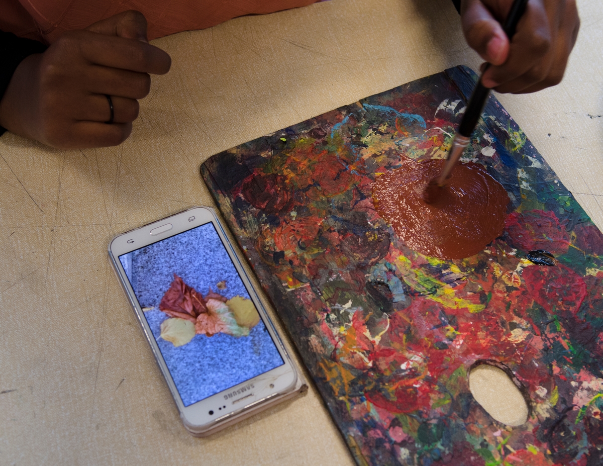 Moi og Salamah skapte et temporært kunstprosjekt sammen med elever i en valgfagsklasse på Ski ungdomsskole. Gjennom de neste ukene skal de se på fargene i byen og landskapet. Kunstnerne ønsket å invitere en gruppe elever til å undersøke Ski gjennom farger. Målet er at de vil se sin hjemby med nye øyne og at vi sammen kan skape nye fortellinger om Ski. Moi inviterte også kunstnar og forfattar Geir Yttervik til å undervise elevane i Josef Albers’ fargelære.