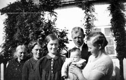 Folkegruppe foran hus 1936.