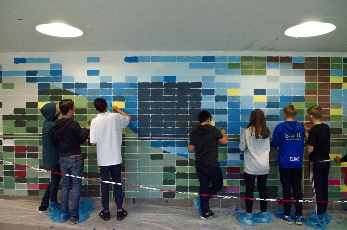 Moi og Salamah skapte et temporært kunstprosjekt sammen med elever i en valgfagsklasse på Ski ungdomsskole. Gjennom de neste ukene skal de se på fargene i byen og landskapet. Kunstnerne ønsket å invitere en gruppe elever til å undersøke Ski gjennom farger. Målet er at de vil se sin hjemby med nye øyne og at vi sammen kan skape nye fortellinger om Ski. Moi inviterte også kunstnar og forfattar Geir Yttervik til å undervise elevane i Josef Albers’ fargelære.