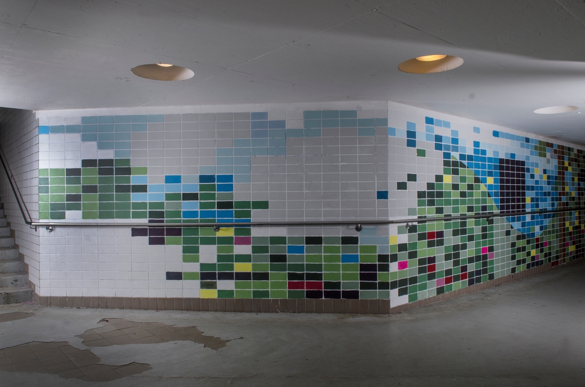 Moi og Salamah skapte et temporært kunstprosjekt sammen med elever i en valgfagsklasse på Ski ungdomsskole. Gjennom de neste ukene skal de se på fargene i byen og landskapet. Kunstnerne ønsket å invitere en gruppe elever til å undersøke Ski gjennom farger. Målet er at de vil se sin hjemby med nye øyne og at vi sammen kan skape nye fortellinger om Ski. Moi inviterte også kunstnar og forfattar Geir Yttervik til å undervise elevane i Josef Albers’ fargelære.